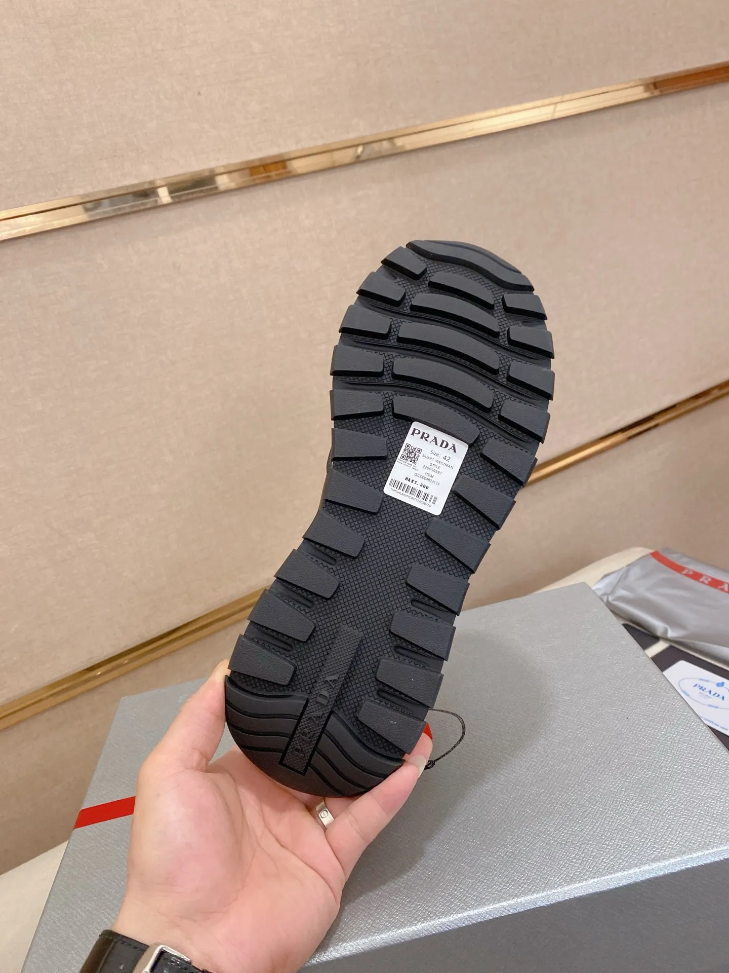 Men's shoes 💰 580💰 ✔️✔️✔️High-quality new PRADA counters are launched at the same time. The new men's shoes and 😘fabrics are selected from imported first-layer cowhide and are made by pure handcrafts. Lining: Full cowhide lining. 👍🏿 High-end ☄️ air-cushion molded anti-slip rubber outsole, exquisite lines, simple and elegant, comfortable and high-end for leisure travel. Code number: 38 to 44 (45 can be customized and cannot be returned or exchanged)